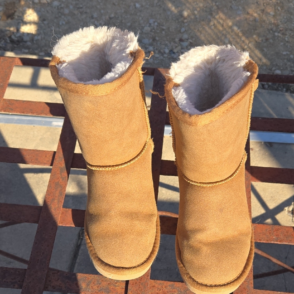 Dream Pairs Cream Shearling Lined Footwear